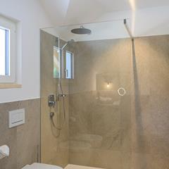 Badezimmer mit Dusche und WC