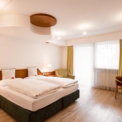 Schlafzimmer mit Doppelbett, Wohnecke und Balkon