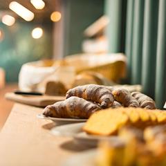 Brioche e dolciumi al buffetto della colazione