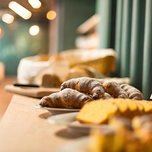 Brioche e dolciumi al buffetto della colazione
