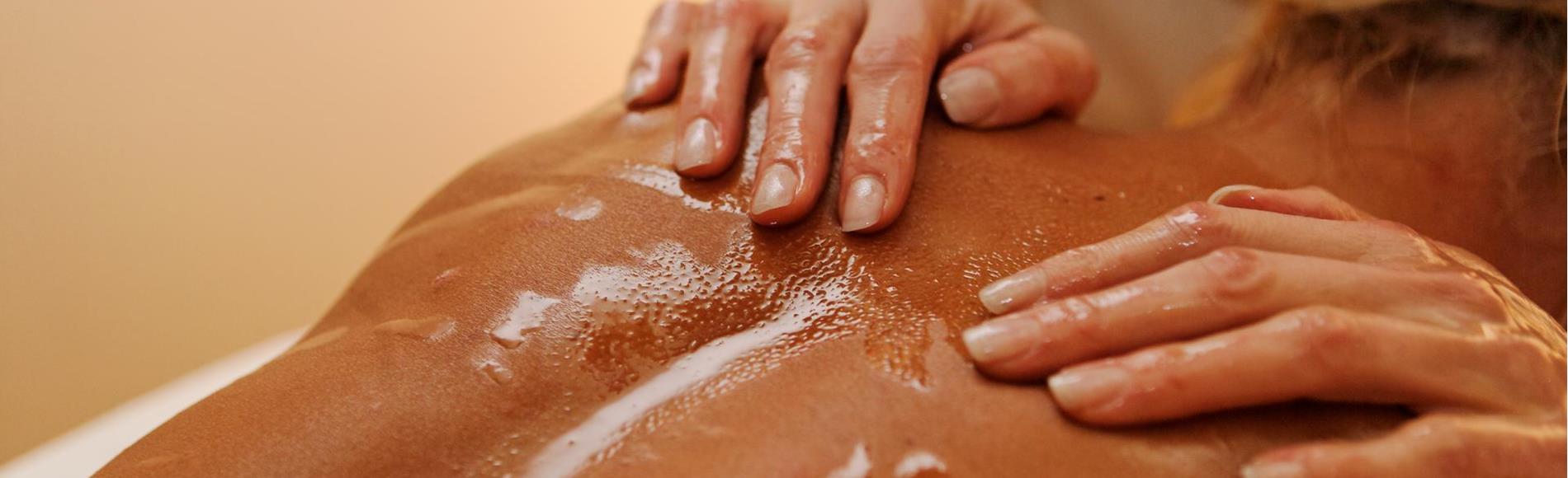 Eine Person erhält eine Massage