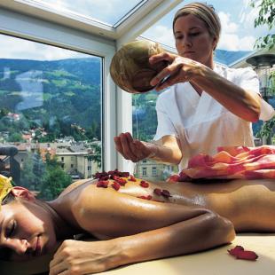 Una donna riceve un massaggio