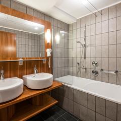 Bathroom with two sinks and a bathtub