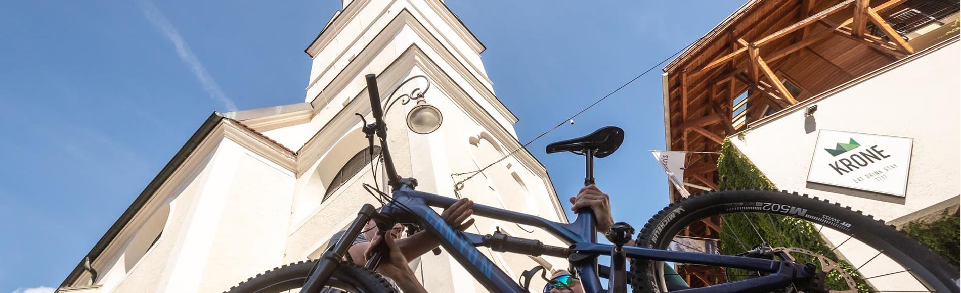 Due ciclisti davanti al nostro albergo