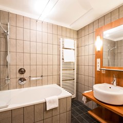 Bathroom with two sinks and a bathtub