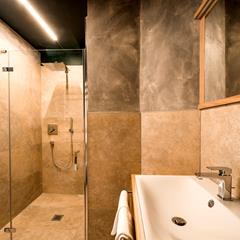 Bagno con lavabo e doccia
