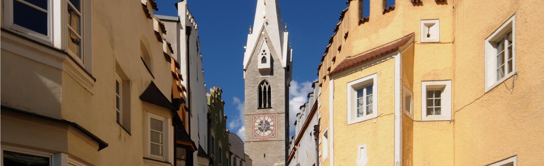 Il centro storico di Bressanone con la Torre Bianca