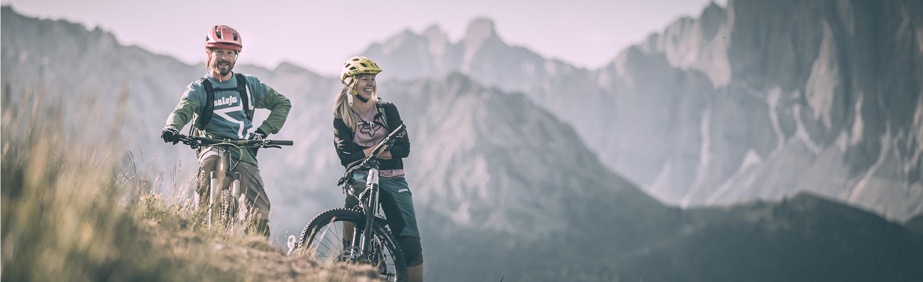 Zwei Mountainbiker genießen die Aussicht