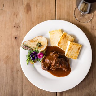 Gulasch und Polenta