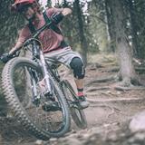 Primo piano di un ciclista nel bosco