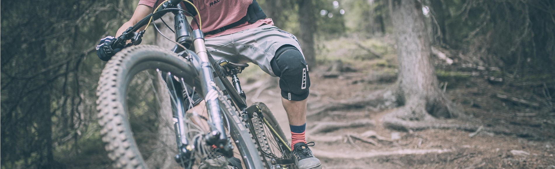 Nahaufnahme eines Mountainbikers im Wald