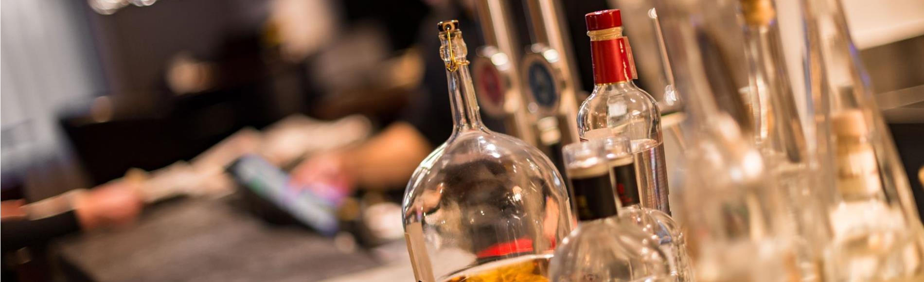Una scelta di liquori al bar