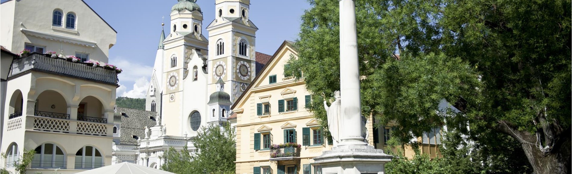 Der Domplatz mit der Jahrtausendsäule