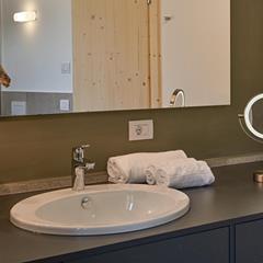 Bathroom with washbasin