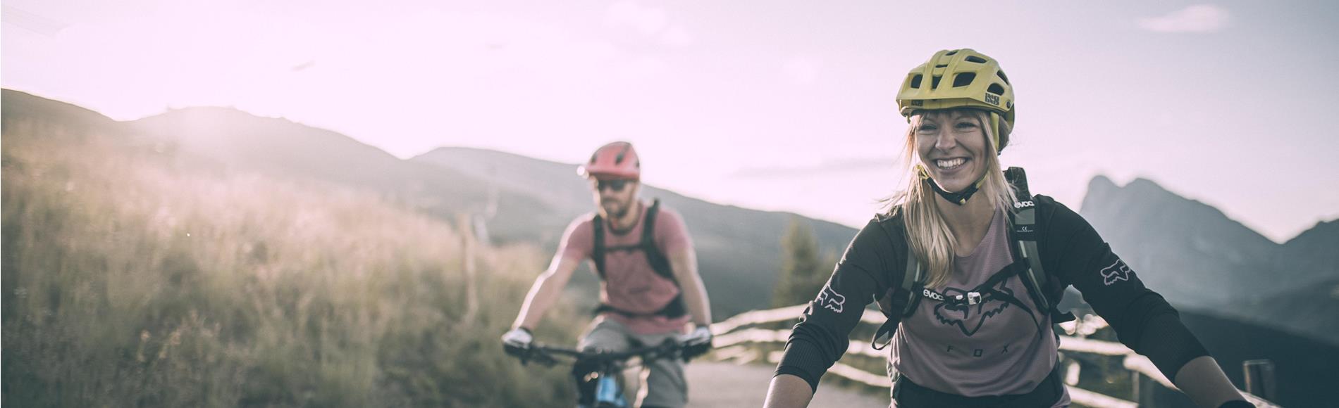 Due persone che fanno un tour in mountain bike