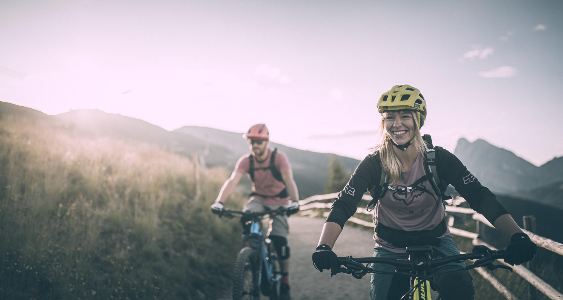 Due persone che fanno un tour in mountain bike