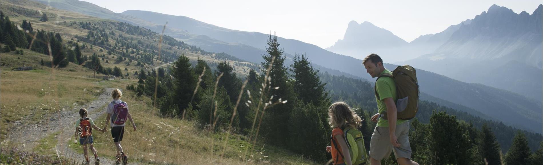 Eine Familie beim Wandern