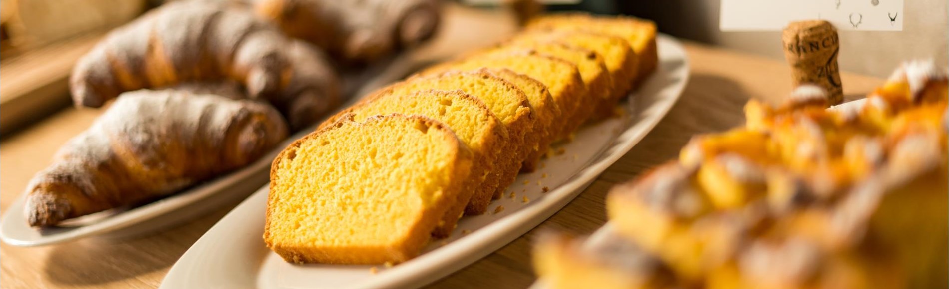 Brioche e dolciumi al buffetto della colazione