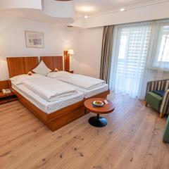 Ein Doppelzimmer mit Balkon