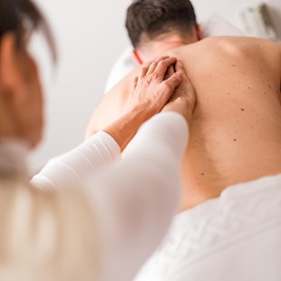 Un uomo riceve un massaggio