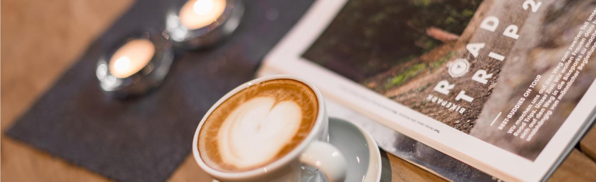 Un caffè macchiato e una rivista