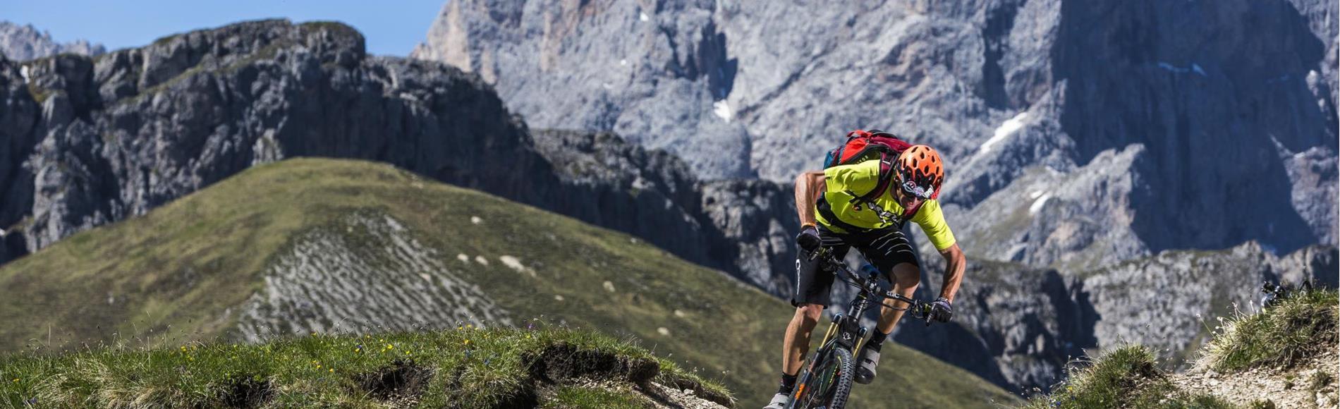 Ein Mountainbiker