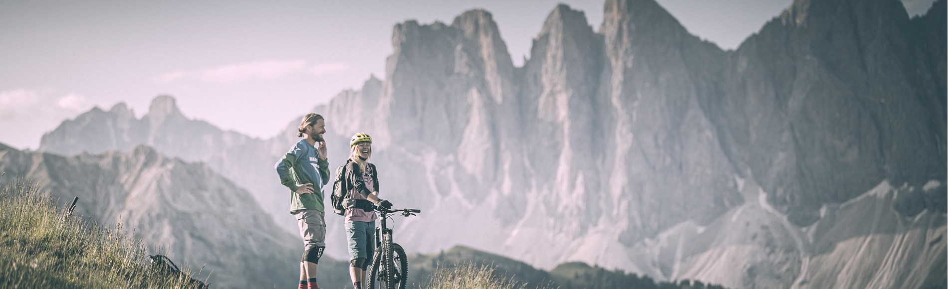 Zwei Mountainbiker haben sichtlich Spaß auf ihrer Tour