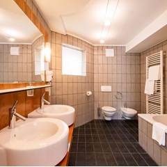 Bagno con doppio lavabo, vasca, WC e bidet