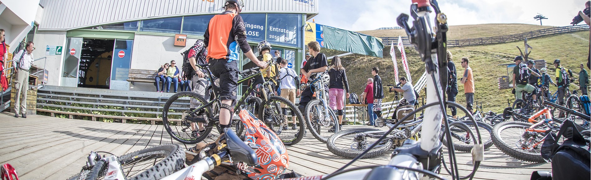 Mountainbiker sammeln sich mit Rädern vor der Talstation Brixen