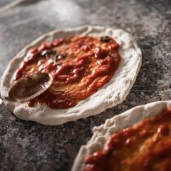 Le pizze vengono preparate