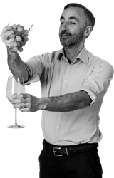 Alex mit einem Glas und Trauben